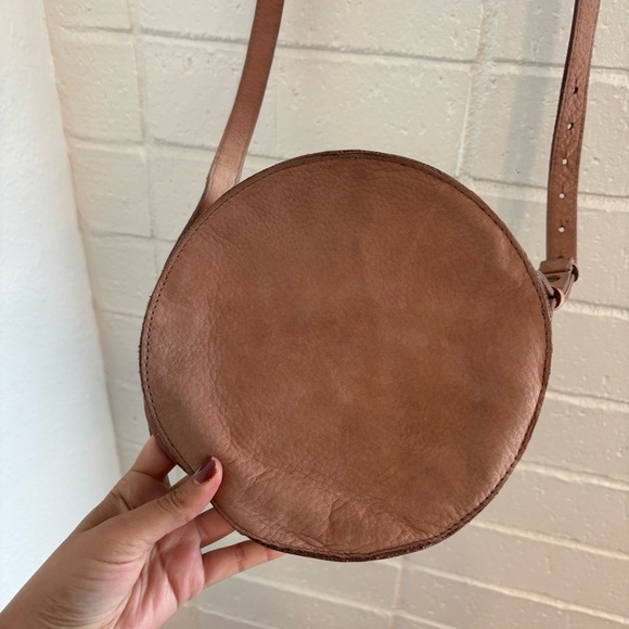 Madewell The Simple Circle Crossbody Bag in Nubuck Leather in flag purple - Picture 5 of 13